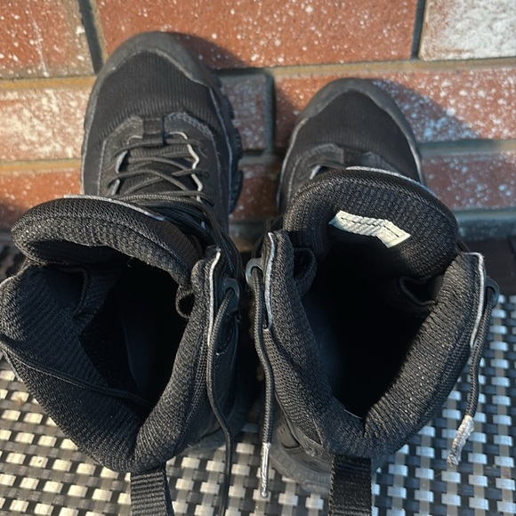 Black Under Armour lightweight Boots - Picture 6 of 6